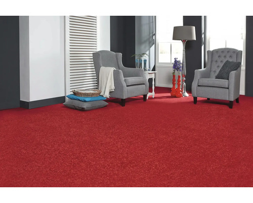 Wohnzimmer mit rotem Teppichboden, Sesseln und Dekorationsgegenständen.