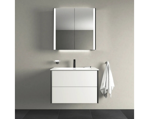 Modernes Badezimmer mit Waschtisch, Spiegelschrank mit Beleuchtung, Armatur und Handtuch