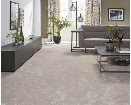 Wohnzimmer mit Teppichboden, Sofa, Tisch und Dekorationen für ein stilvolles Ambiente