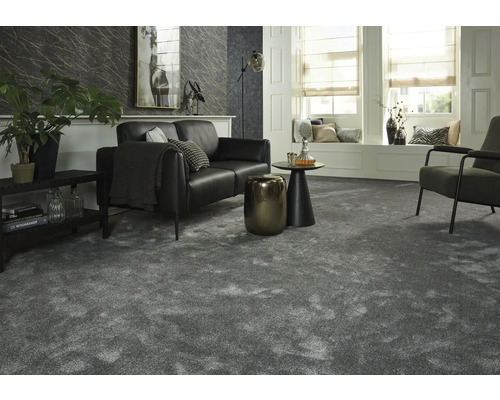 Grauer Teppich in einem Wohnzimmer mit Sofa und Beistelltischen.