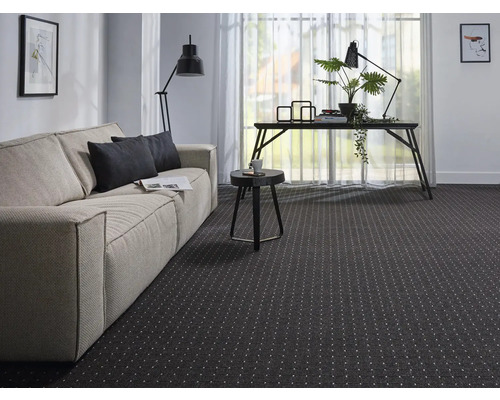 Wohnzimmer mit Sofa, Schreibtisch und Teppichboden