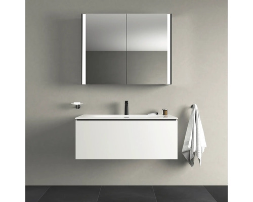 Modernes Badezimmer mit Waschbeckenunterschrank, beleuchtetem Spiegelschrank und Armatur.