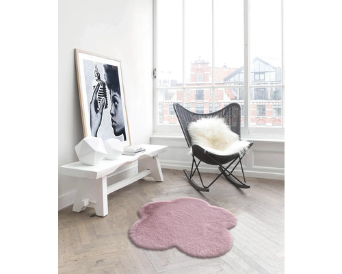 Wohnzimmer mit Sessel, Bank, Teppich und Dekoration