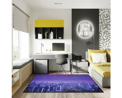 Innenaufnahme eines Zimmers mit Schreibtisch, Bett und einem Teppich mit Stadtansicht