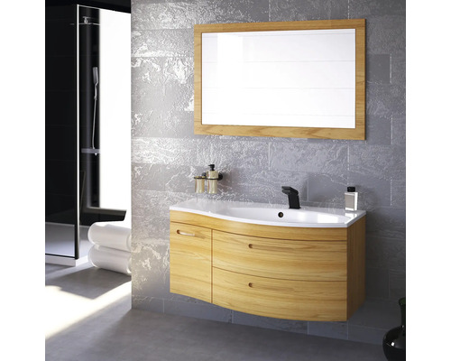 Modernes Badezimmer mit Waschtischunterschrank, Spiegel und Dusche