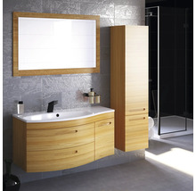 Badezimmer mit Waschtischunterschrank, Spiegelschrank und Hochschrank