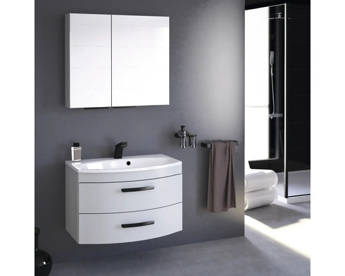 Badezimmer mit Waschtisch, Spiegelschrank und Dusche