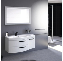 Badezimmer mit Waschbeckenunterschrank, Spiegel und Dusche
