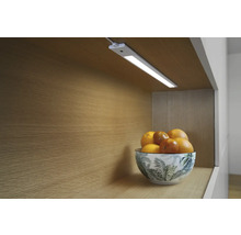 Küchenszene mit LED Unterbauleuchte und Obstschale