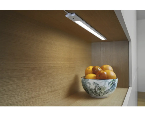 Küchenszene mit LED Unterbauleuchte und Obstschale