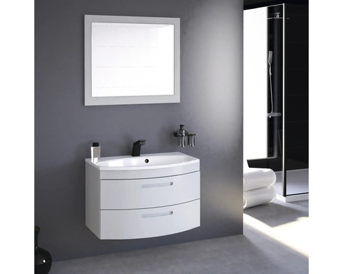 Modernes Badezimmer mit Waschtischunterschrank, Spiegel und Dusche