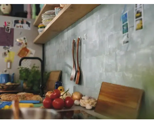 Küchenszene mit Lebensmitteln, Regalen und Utensilien an der Wand