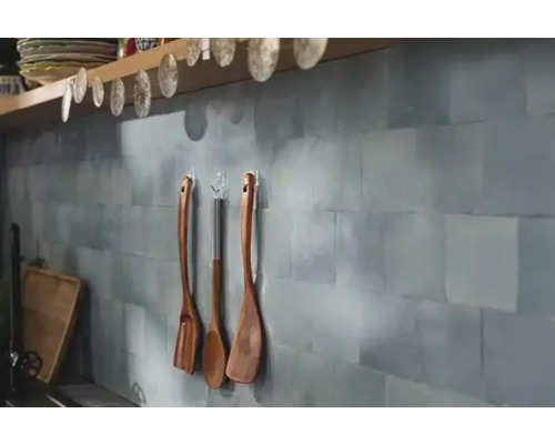 Küchenszene mit Holzkochlöffeln an der Wand