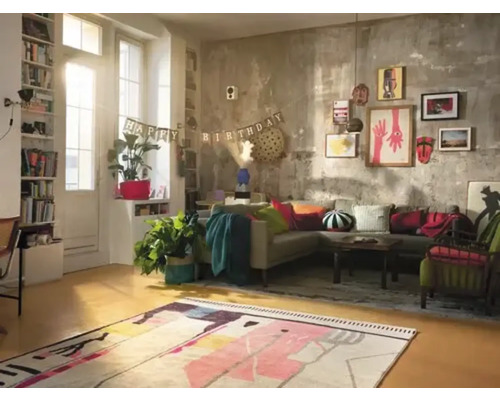 Helles Wohnzimmer mit Ecksofa, Teppich und Wanddekorationen.