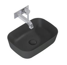 Waschbecken aus Sanitärkeramik mit Armatur