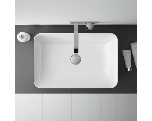 Aufsicht eines Badezimmers mit Waschbecken, Armatur, Seifenspender, Handtuch und Fliesen