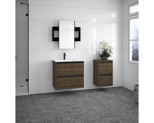 Modernes Badezimmer mit Waschtischunterschrank, Spiegelschrank und Hochschrank in Holzoptik