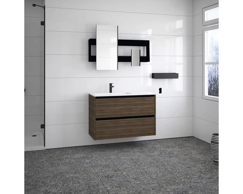 Badezimmer mit Waschtischunterschrank, Spiegel, Regal und Dusche