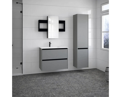 Badezimmer mit Waschbeckenunterschrank, Spiegelschrank, Hochschrank und Dusche