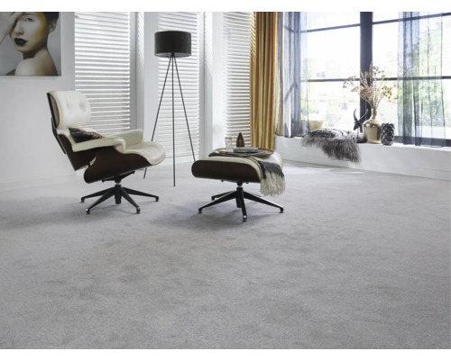 Wohnzimmer mit Teppichboden, Sessel und Stehlampe