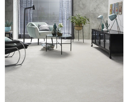 Helles Wohnzimmer mit Teppichboden, Sessel, Tisch und Dekoration