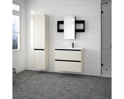 Modernes Badezimmer mit Waschtisch, Spiegelschrank und Hochschrank