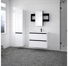 Modernes Badezimmer mit weißem Waschtischunterschrank, Spiegelschrank und Hochschrank