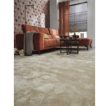 Wohnzimmer mit Sofa, Teppich, Couchtisch und Stehlampe