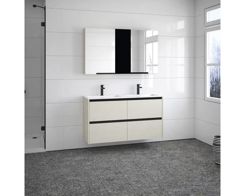 Badezimmer mit Waschtischunterschrank, Doppelwaschbecken, Spiegelschrank und Dusche