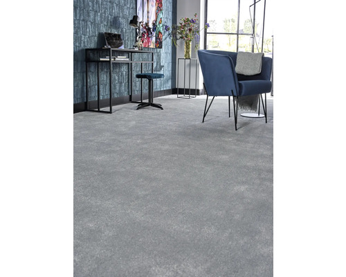 Wohnzimmer mit Teppichboden, Schreibtisch und Sessel