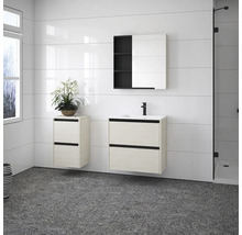 Helles Badezimmer mit Waschtisch, Spiegelschrank und Duschkabine