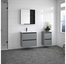 Modernes Badezimmer mit Waschbeckenunterschrank, Spiegelschrank und zusätzlichem Schrank für mehr Stauraum