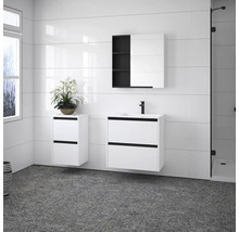 Helles Badezimmer mit Waschtisch, Spiegelschrank und Ablageregal