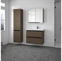 Modernes Badezimmerensemble mit Waschtischunterschrank, Spiegelschrank und Hochschrank