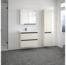 Badezimmer mit Waschtisch, Spiegelschrank und Hochschrank in hellem Holzdekor