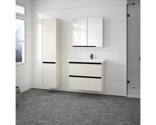 Badezimmer mit Waschtisch, Spiegelschrank und Hochschrank