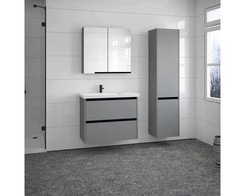 Badezimmer mit Waschtischunterschrank, Spiegelschrank und Hochschrank in hellem Design