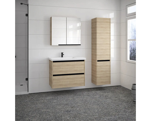Badezimmer mit Waschtischunterschrank, Spiegelschrank und Hochschrank