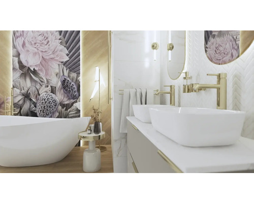 Badezimmer mit freistehender Badewanne, Waschtisch mit zwei Waschbecken und Spiegel