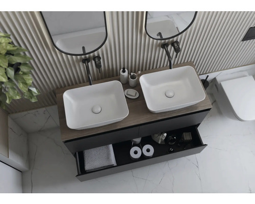 Badezimmer mit Doppelwaschbecken, Unterschrank mit Auszug und Toilette.