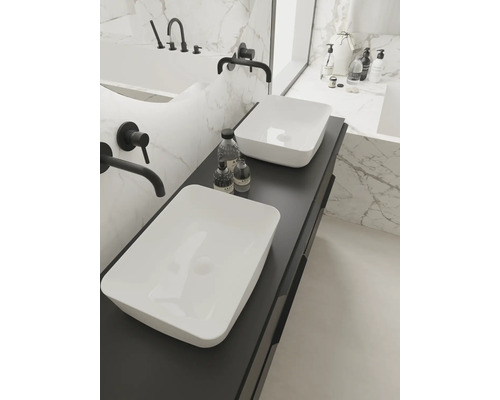 Modernes Badezimmer mit zwei Aufsatzwaschbecken, Armaturen und Badprodukten