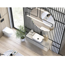 Helles Badezimmer mit Toilette, Waschbecken und Badewanne
