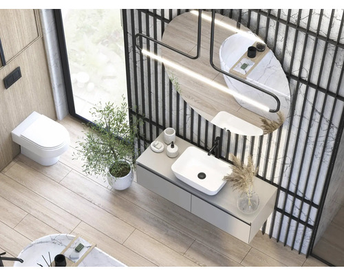 Helles Badezimmer mit Toilette, Waschbecken und Badewanne