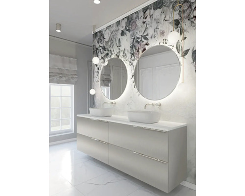 Helles Badezimmer mit Doppelwaschbecken, Unterschrank, runden Spiegeln und floraler Tapete