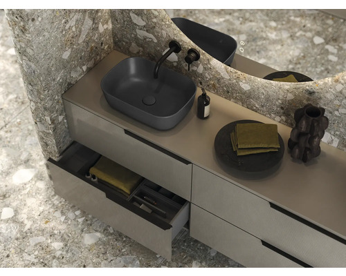 Badezimmer mit Waschbecken, Armatur, Spiegel und Unterschrank mit Schubladen