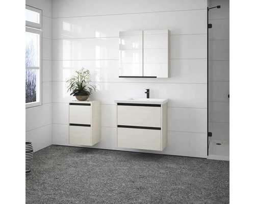 Helles Badezimmer mit Waschtischunterschrank, Spiegelschrank und Seitenschrank für Badezimmerzubehör