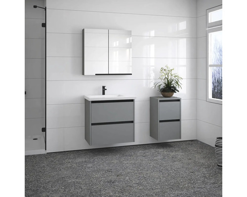 Modernes Badezimmer mit Waschtisch, Spiegelschrank und Seitenschrank vor weißer Wand