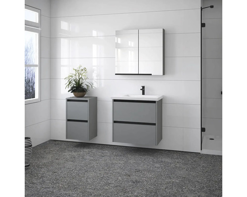 Helles Badezimmer mit Waschbeckenunterschrank, Spiegelschrank und Seitenschrank