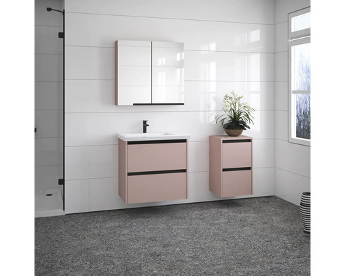 Badezimmer mit Waschtisch, Spiegelschrank und Hochschrank in hellem Design