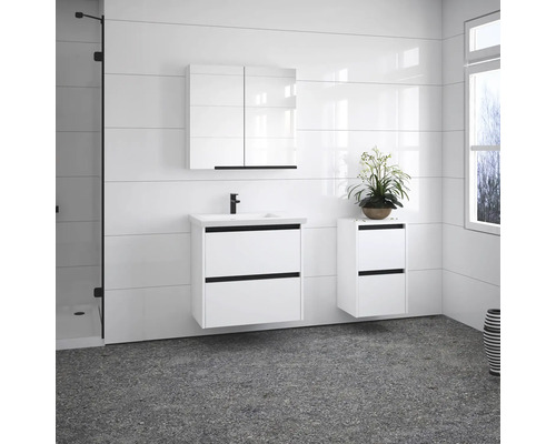 Modernes Badezimmer mit weißen Möbeln, Waschbeckenunterschrank, Spiegelschrank und Hochschrank